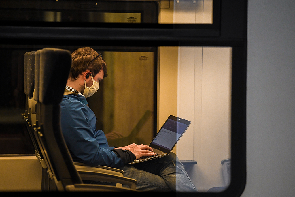 Mann sitzt im Zug (Bild: Laurie Dieffembacq/Belga)