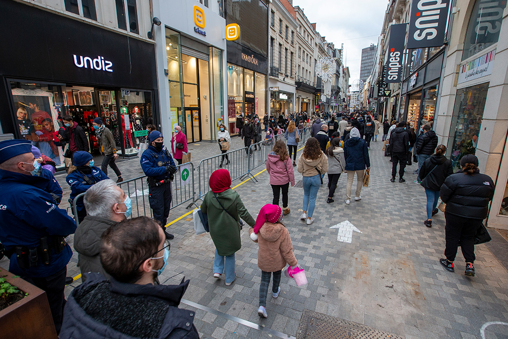 Menschen bei der Wiedereröffnung nicht-essentieller Geschäfte am 5. Dezember 2020 in der Rue Neuve in Brüssel (Bild: Nicolas Maeterlinck/Belga)