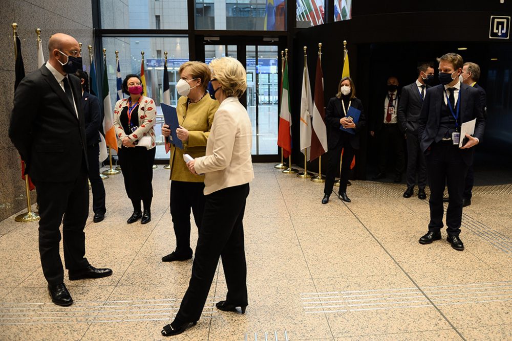 EU-Ratspräsident Charles Michel, Bundeskanzlerin Angela Merkel und EU-Kommissionspräsidentin Ursula von der Leyen nach dem EU-Gipfel in Brüssel am 11. Dezember (Bild: Johanna Geron/Pool/AFP)