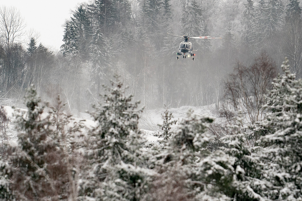Erdrutsch in Norwegen: Hubschrauber sucht nach Vermissten (Bild: Fredrik Hagen/NTB/AFP)