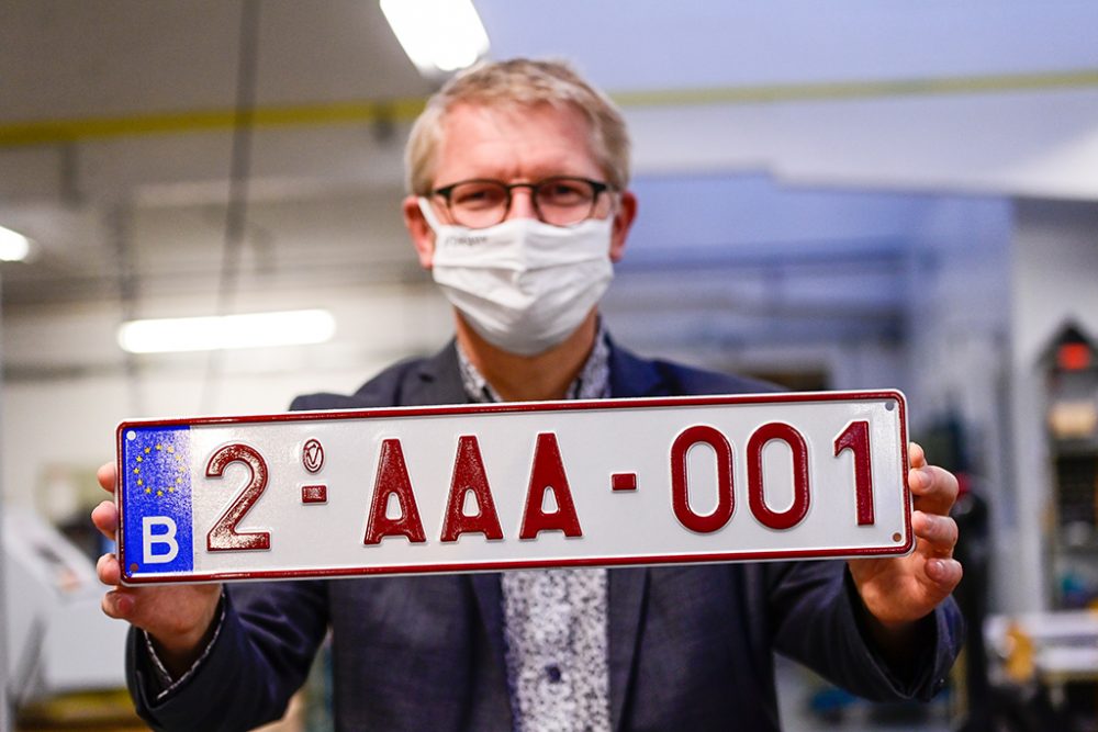 Georges Gilkinet mit dem ersten Nummernschild der Serie zwei (Bild: Laurie Dieffembacq/Belga)