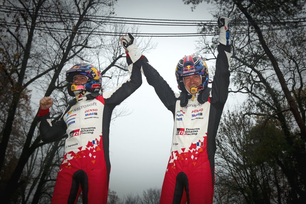 Sébastien Ogier (r.) und Beifahrer Julien Ingrassia sind Rallye-Weltmeister 2020 (Bild: Toyota Gazoo Racing)