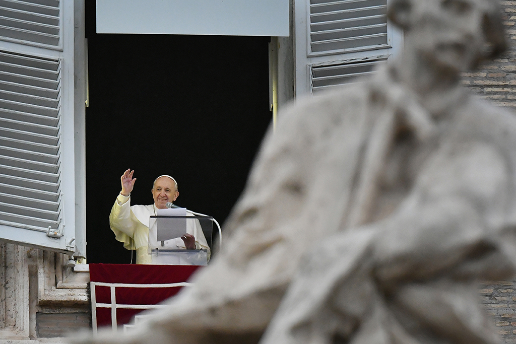 Papst Franziskus beim Angelus-Gebet am Sonntag (Bild: Alberto Pizzoli/AFP)