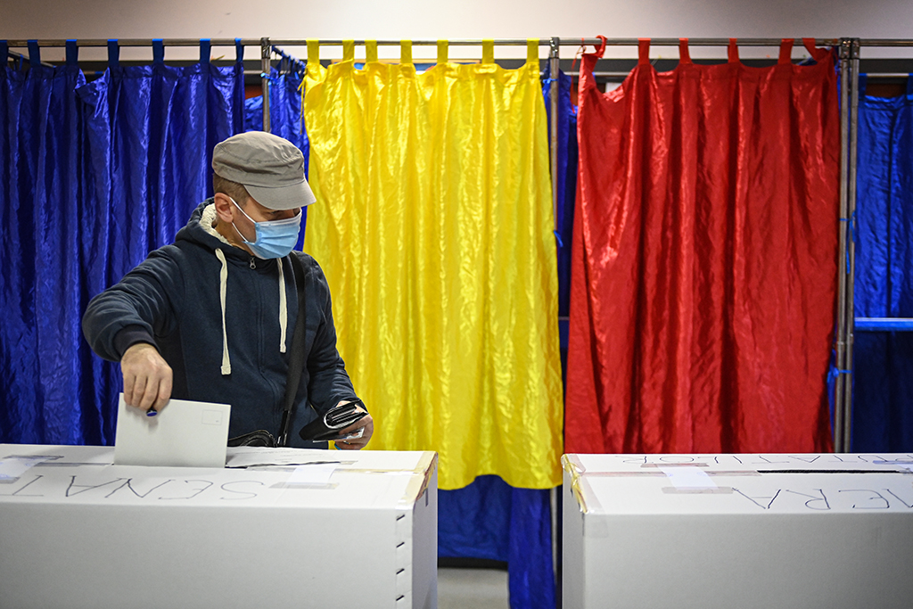 Parlamentswahlen in RumäMann gibt seine Stimme bei Parlamentswahlen in Rumänien am 6. Dezember 2020 ab (Bild: Daniel Mihailescu/AFP)nien am 6. Dezember 2020 (Bild: Daniel Mihailescu/AFP)