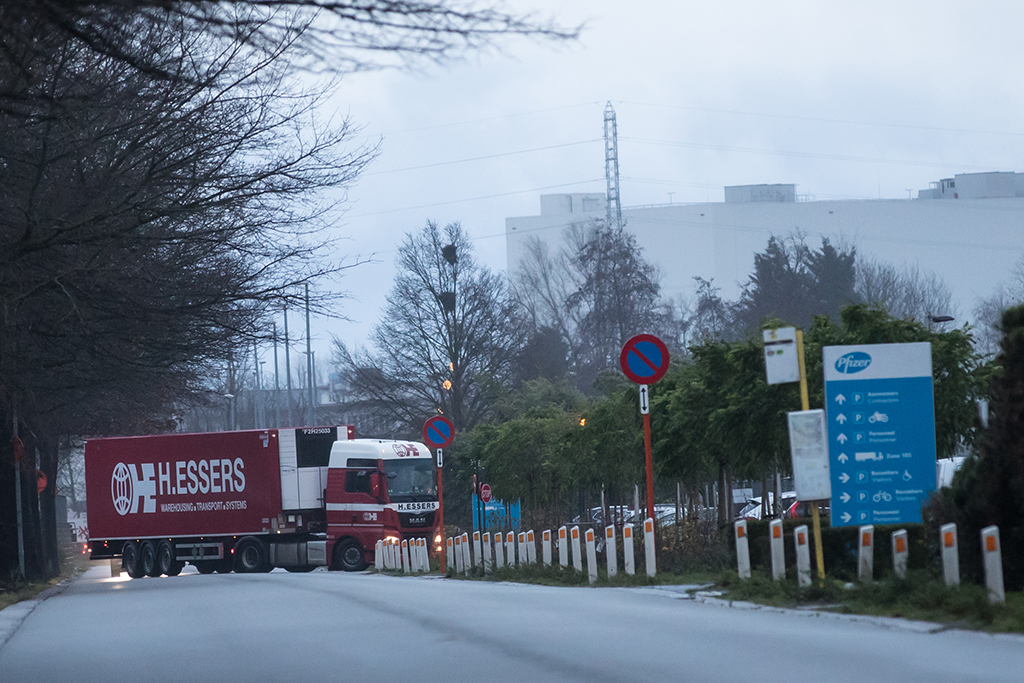 LKW von H. Essers vor der Pfizer-Niederlassung in Puurs (Bild: David Pintens/Belga)