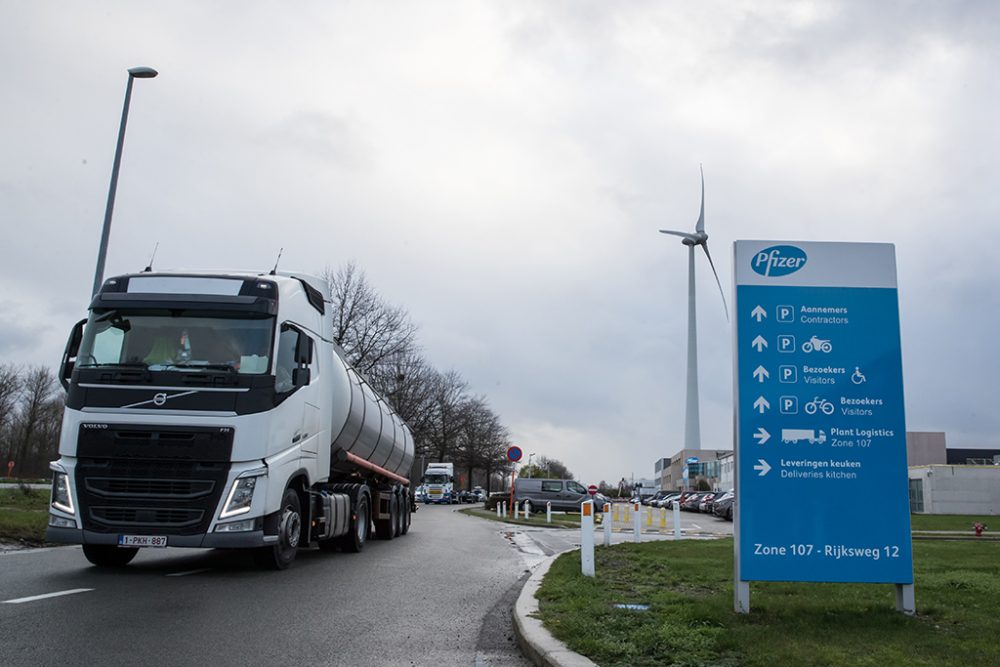 Tanklaster vor der Pfizer-Niederlassung in Puurs (Bild: David Pintens/Belga)