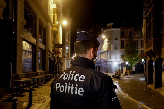 Polizei-Patrouille während der Sperrstunde in Brüssel (Bild: Thierry Roge/Belga)
