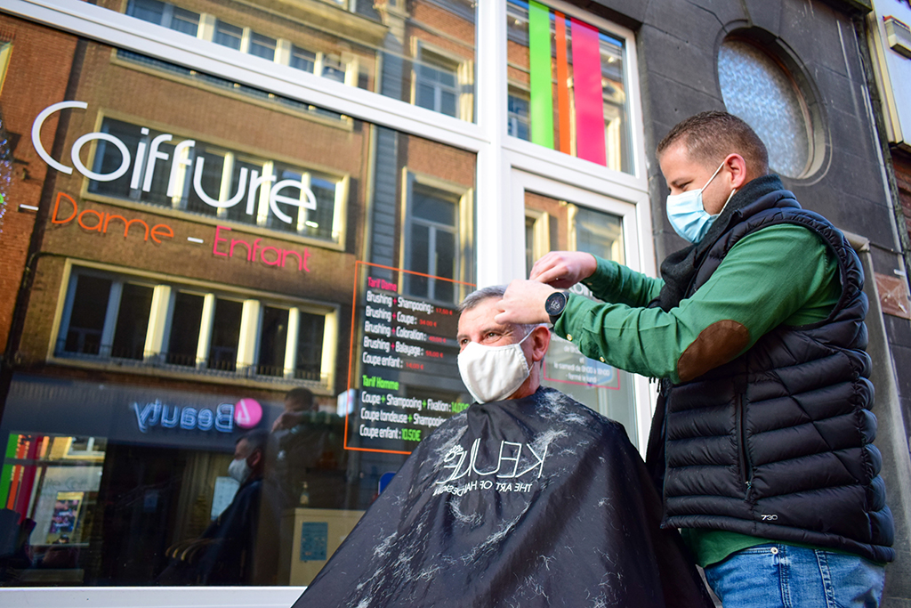 Protestaktion der Frisöre am Sonntag - hier in Namur (Bild: Maxime Asselberghs/Belga)