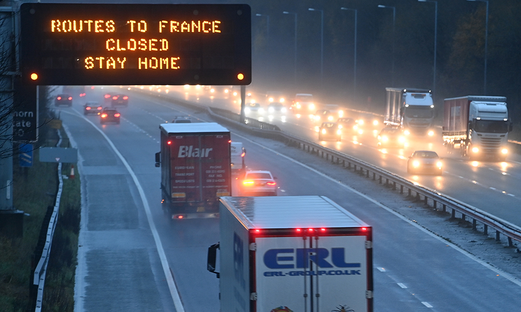 "Straßen nach Frankreich geschlossen": Hinweis auf der Autobahn in England (Bild: Paul Ellis/AFP)