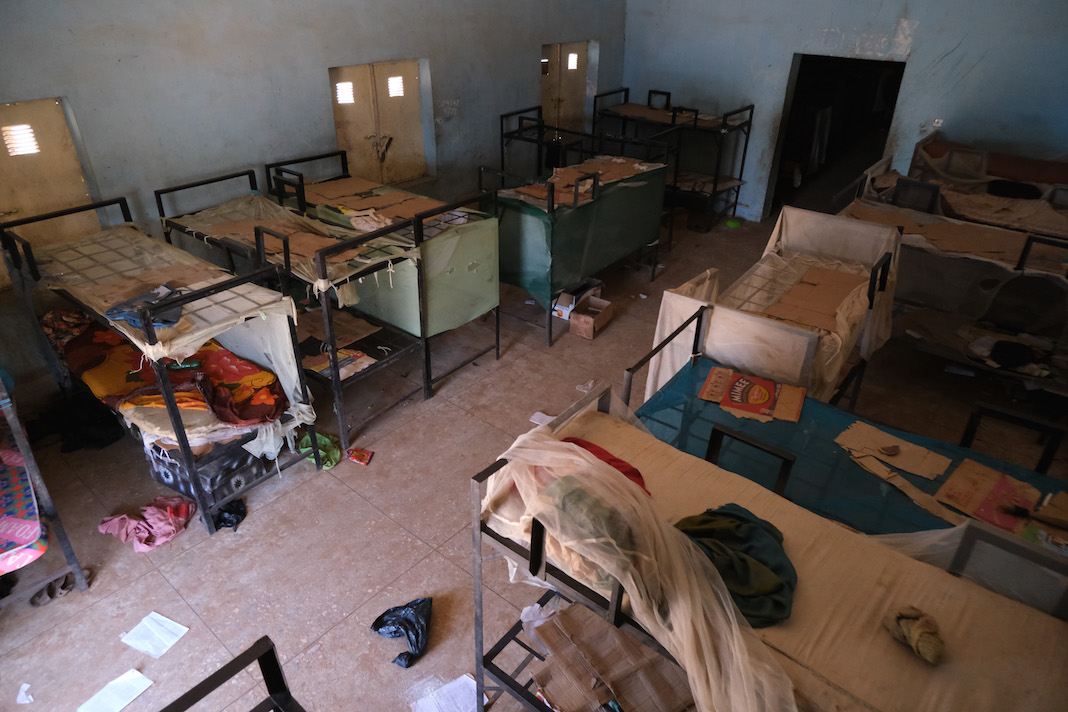 Leerer Schlafsaal in der Schule von Kankara in Nigeria, wo die Terrorgruppe Boko Haram Hunderte Schüler entführt hat (Bild: Kola Sulaimon /AFP)