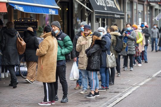 Warteschlangen vor Geschäften
