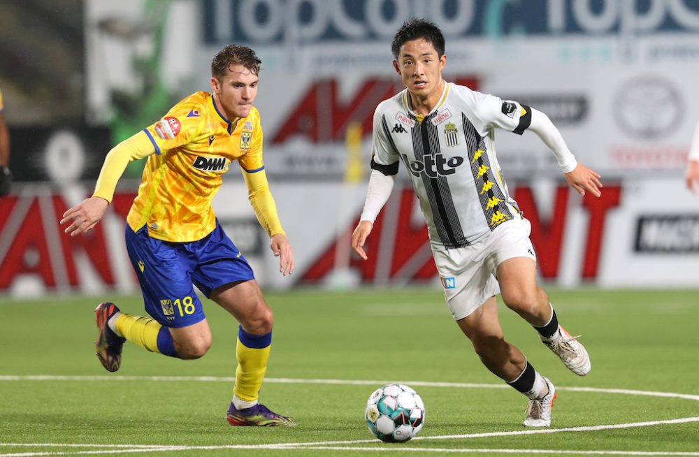 Facundo Colidio und Ryota Morioka im Duell um den Ball (Bild: Virginie Lefour/Belga)