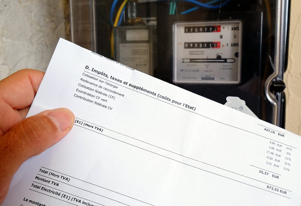 Stromrechnung vor dem Stromzähler (Illustrationsbild: Eric Lalmand/Belga)