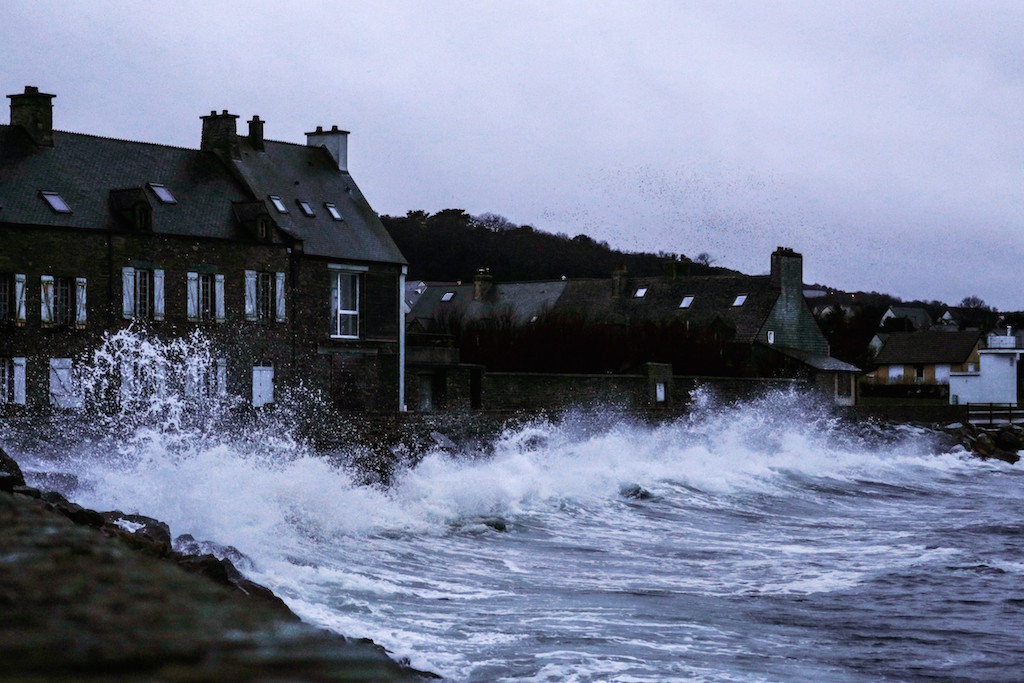 Sturm Bella: Hohe Wellen an der westlichen Küste Frankreichs (Bild: Sameer Al-Doumy/AFP)
