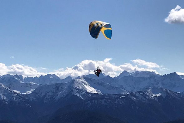 Sylvie Dobbelstein beim Gleitschirmfliegen am Brauneck in Oberbayern (Bild: privat)