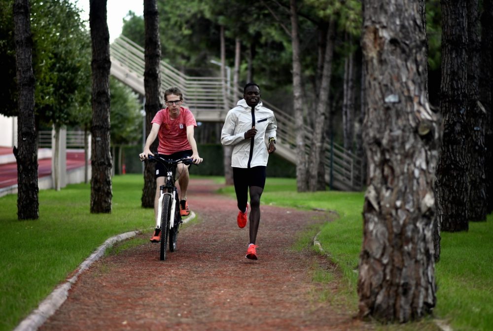 Tim Moriau beim Training mit dem belgischen Athlet Isaac Kimeli (Bild: Eric Lalmand/Belga)