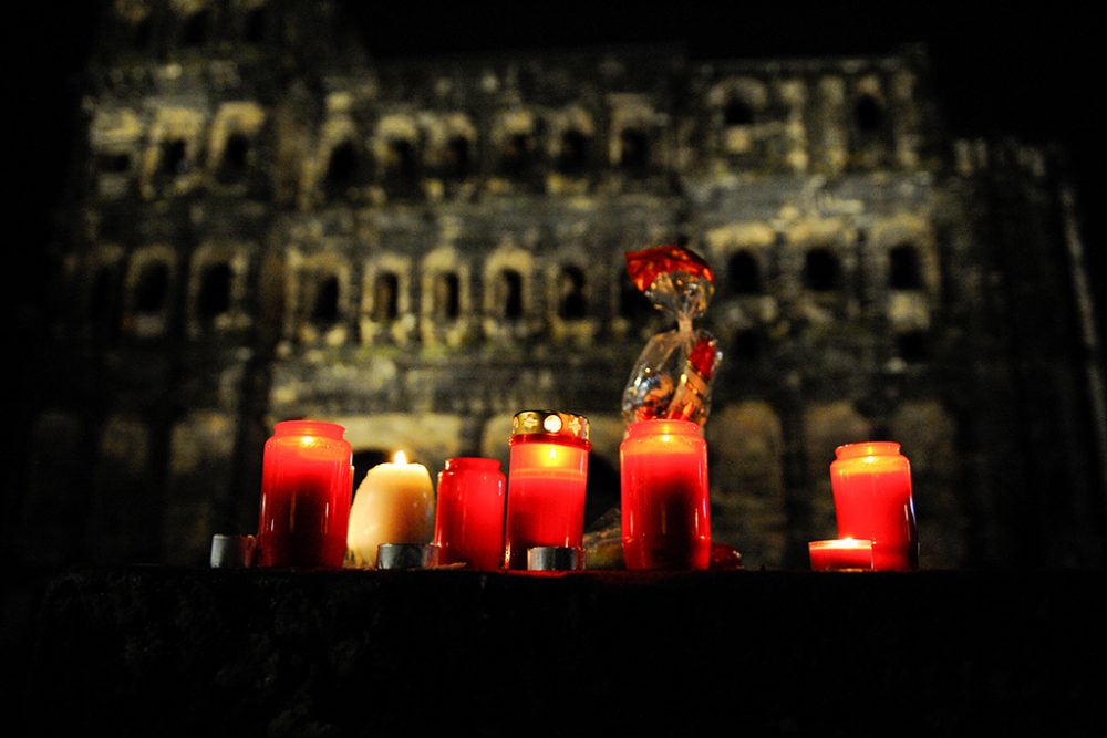 Kerzen in Gedenken an die Opfer der Trierer Amokfahrt (Archivbild: Jean-Christophe Verhaegen/AFP)