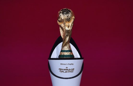 Pokal der Fußball-WM 2022 in Katar (Bild: Kurt Schorrer/FIFA/AFP)