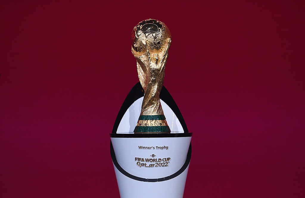 Pokal der Fußball-WM 2022 in Katar (Bild: Kurt Schorrer/FIFA/AFP)