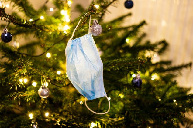 Weihnachtsbaum mit Corona-Schutzmaske