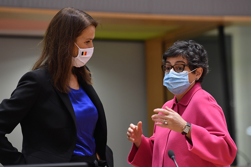 Außenministerin Sophie Wilmès mit ihrer spanischen Amtskollegin Arancha Gonzalez Laya in Brüssel (Bild: John Thys/AFP)