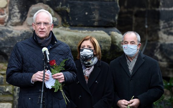 Der Trierer Oberbürgermeister Wolfram Leibe (l.) in einer Gedenkfeier vor der Porta Nigra mit Ministerpräsidentin Malu Dreyer und ihrem Ehemann (Bild: Jean-Christophe Verhagen/AFP)