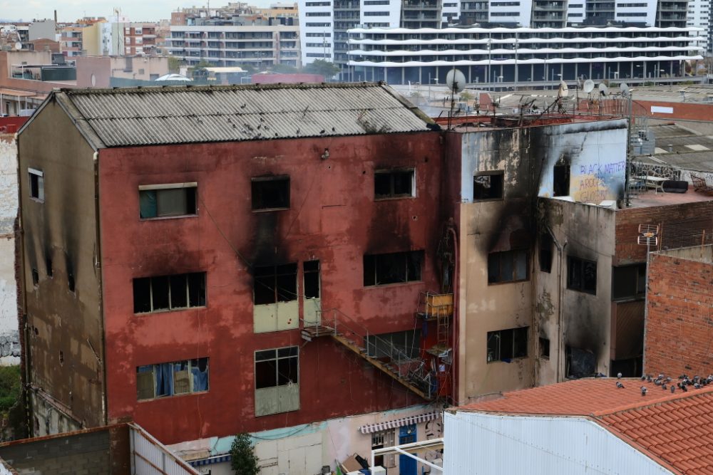 Brand in besetztem Haus nahe Barcelona (Bild: Lluis Gene/AFP)