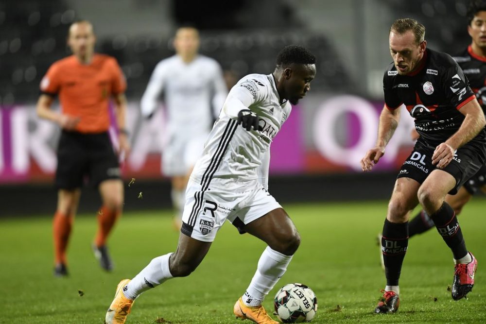 Eupen's Ignace Ndri and Essevee's Laurens De Bock fight for the ball during a soccer match between KAS Eupen and SV Zulte Waregem, Tuesday 29 December 2020 in Eupen, a postponed game of day 16 of the 'Jupiler Pro League' first division of the Belgian championship. BELGA PHOTO JOHN THYS