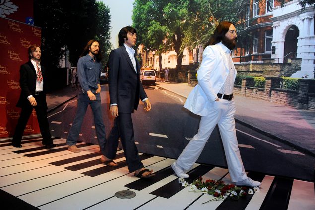 Das Cover des Albums 'Abbey Road' wurde weltberühmt - hier die Nachstellung bei Madame Tussaud's in Hollywood (Bild: Paul Buck/EPA)