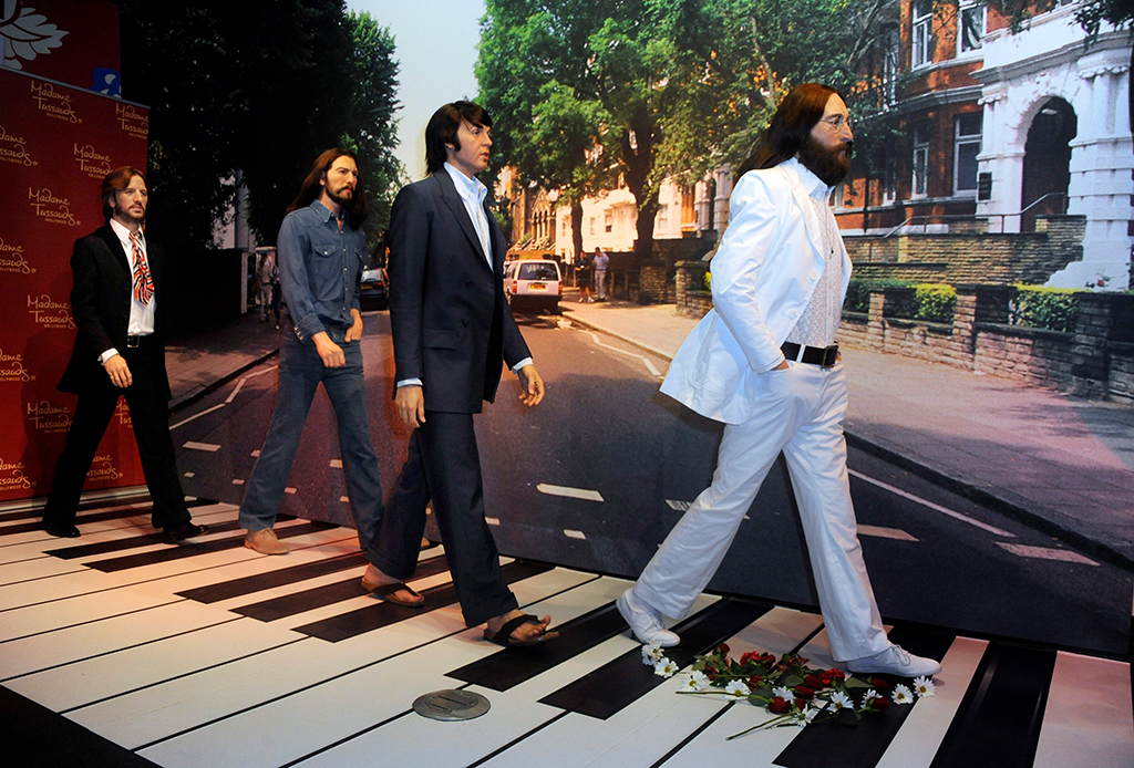 Das Cover des Albums 'Abbey Road' wurde weltberühmt - hier die Nachstellung bei Madame Tussaud's in Hollywood (Bild: Paul Buck/EPA)