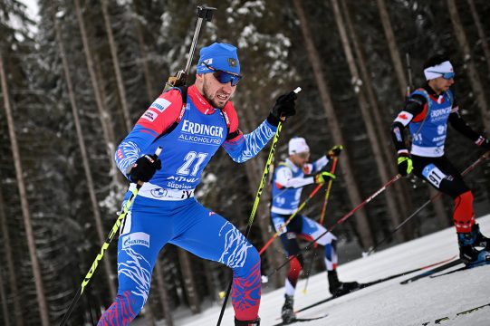 Alexander Loginov in Antholz (Bild: Marco Bertorello/AFP)