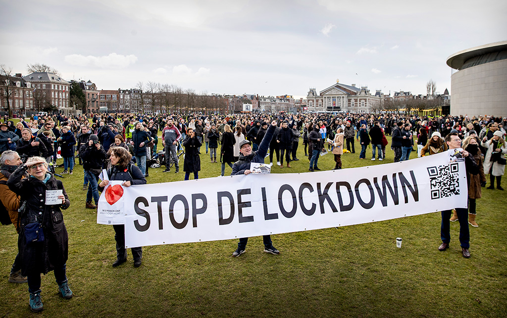 Proteste gegen die Corona-Maßnahmen in Amsterdam (Bild: Robin Van Lonkhuijsen/ANP/AFP)