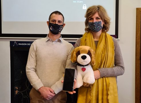 Benjamin Luppolo, der Präsident von Animal Research, mit der zuständigen wallonischen Ministerin Celine Tellier bei der Vorstellung der neuen App (Bild: Jessica Defgnee/Belga)