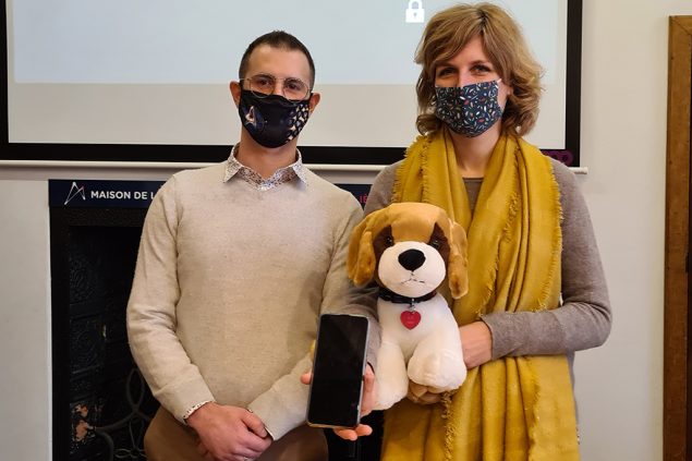 Benjamin Luppolo, der Präsident von Animal Research, mit der zuständigen wallonischen Ministerin Celine Tellier bei der Vorstellung der neuen App (Bild: Jessica Defgnee/Belga)