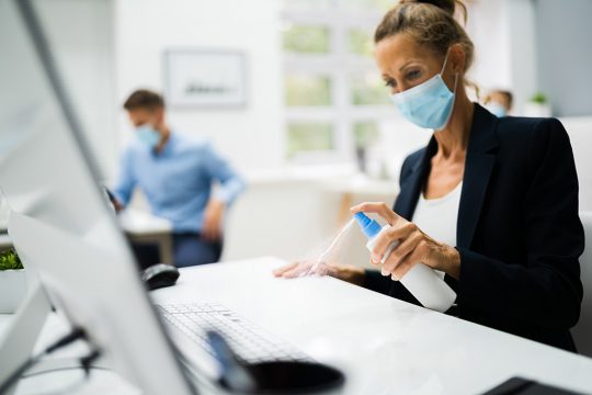 Desinfektion des Bürotischs (Illustrationsbild: © Bildagentur PantherMedia / Andriy Popov)