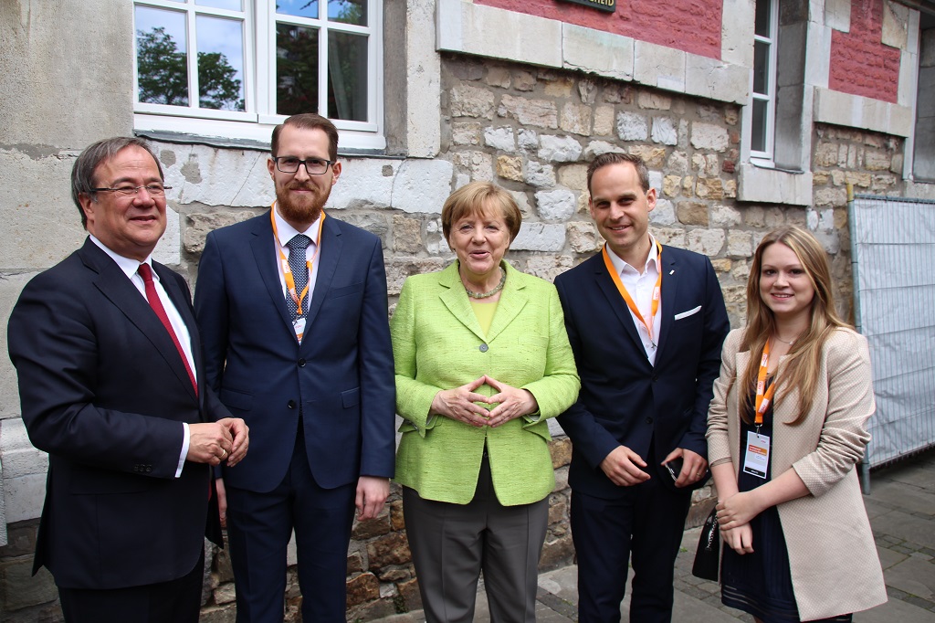 Armin Laschet, Jérôme Franssen, Angela Merkel, Colin Kraft und Jolyn Huppertz (v.l.) bei einem Treffen in Aachen (Mai 2017)