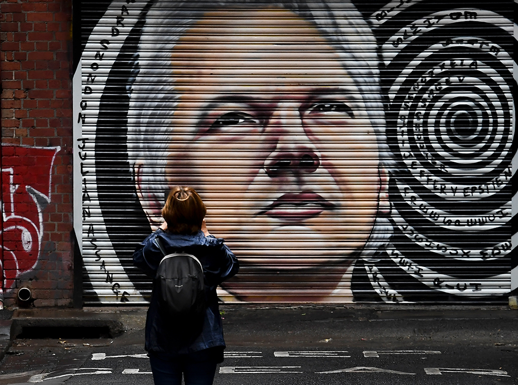 Wandbild von Assange in Melbourne (Bild: William West/AFP)