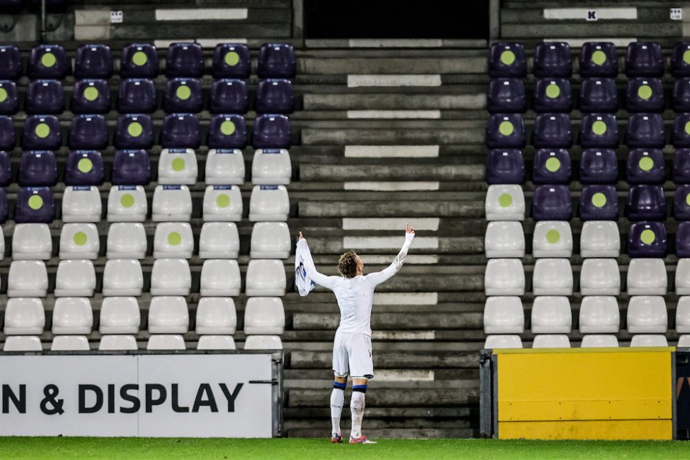 Noa Lang feiert seinen Treffer ganz alleine (Bild: Bruno Fahy/Belga)