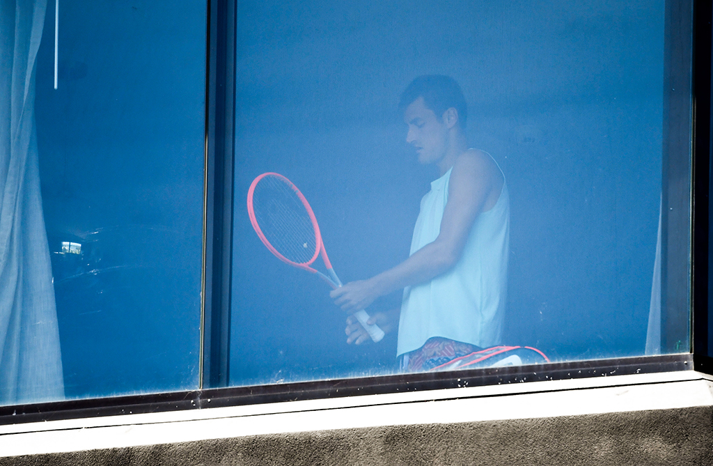 Trainieren im Hotelzimmer: Der australische Tennisspieler Bernard Tomic (Bild: William West/AFP)