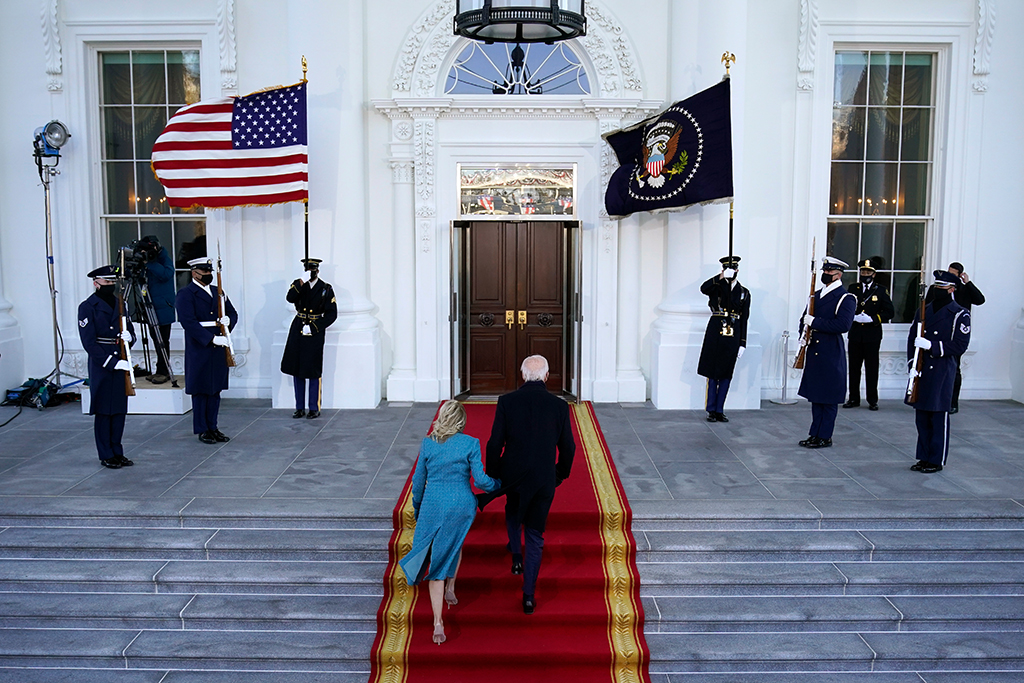 Einzug ins Weiße Haus: Der neue US-Präsident Joe Biden und First Lady Jill Biden (Bild: Alex Brandon/Pool/AFP)