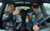 Nicolas Gilsoul lotst Thierry Neuville mit besonderen Hilfsmitteln durch den Parcours (Bild: Hyundai Motorsport)