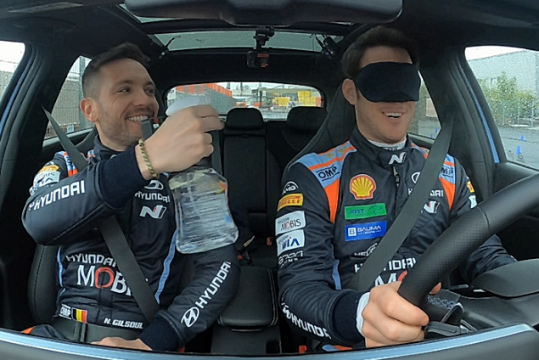 Nicolas Gilsoul lotst Thierry Neuville mit besonderen Hilfsmitteln durch den Parcours (Bild: Hyundai Motorsport)