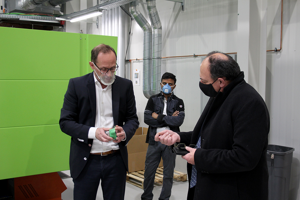 Weimat-Geschäftsführer Alexander Weiss im Gespräch mit dem wallonischen Wirtschaftsminister Willy Borsus (Bild: Andreas Lejeune/BRF)