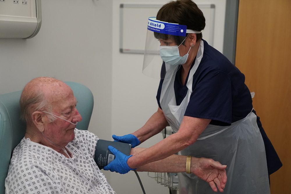 Corona-Impfung in einem Krankenhaus in Newcastle upon Tyne (Bild: Owen Humphreys/AFP)