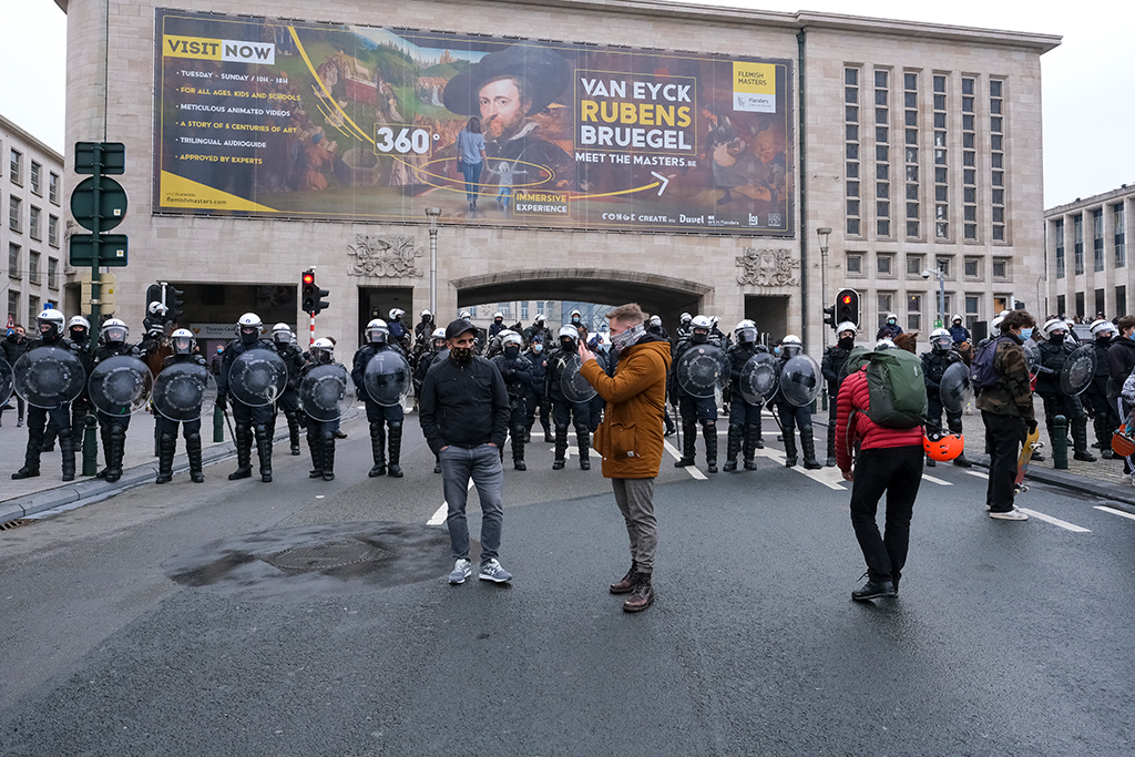 Polizeikette vor dem Bahnhof Brüssel-Central (Bild: Nicolas Maeterlinck/Belga)