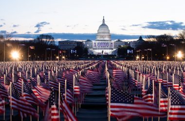 Anstelle der Hunderttausenden Menschen fanden fast 200.000 Flaggen auf der Freifläche zwischen dem Kapitol und dem Lincoln Memorial Platz, die die fehlenden Besucher repräsentieren sollten (Bild: Roberto Schmidt/AFP)
