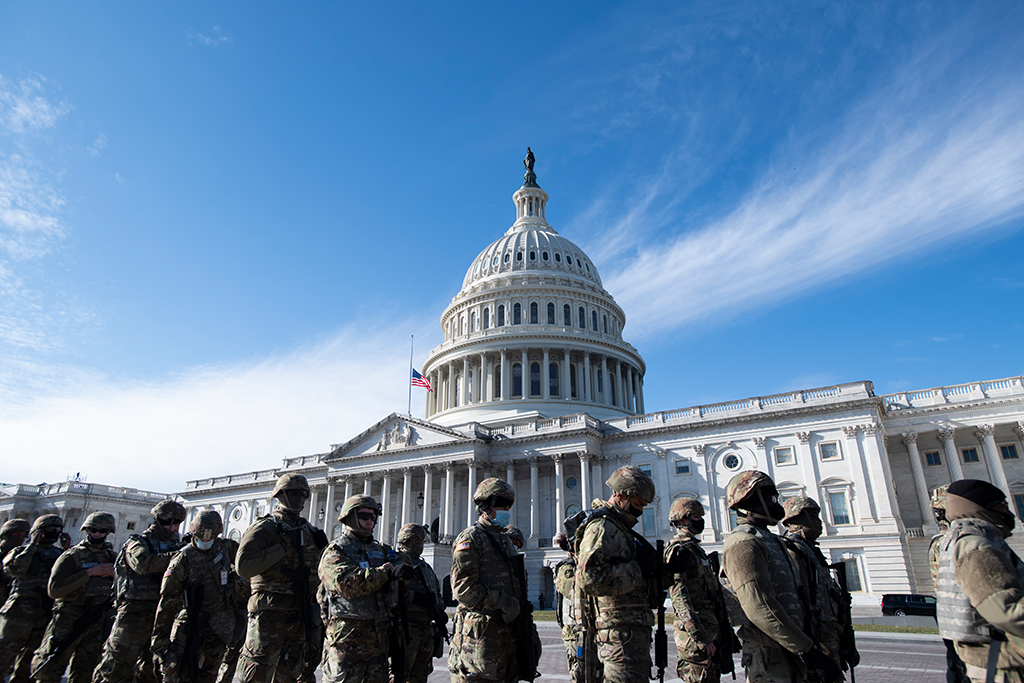 Mitglieder der US National Guard vor dem US-Capitol in Washington (Bild: Rod Lamkey/POOL/AFP)