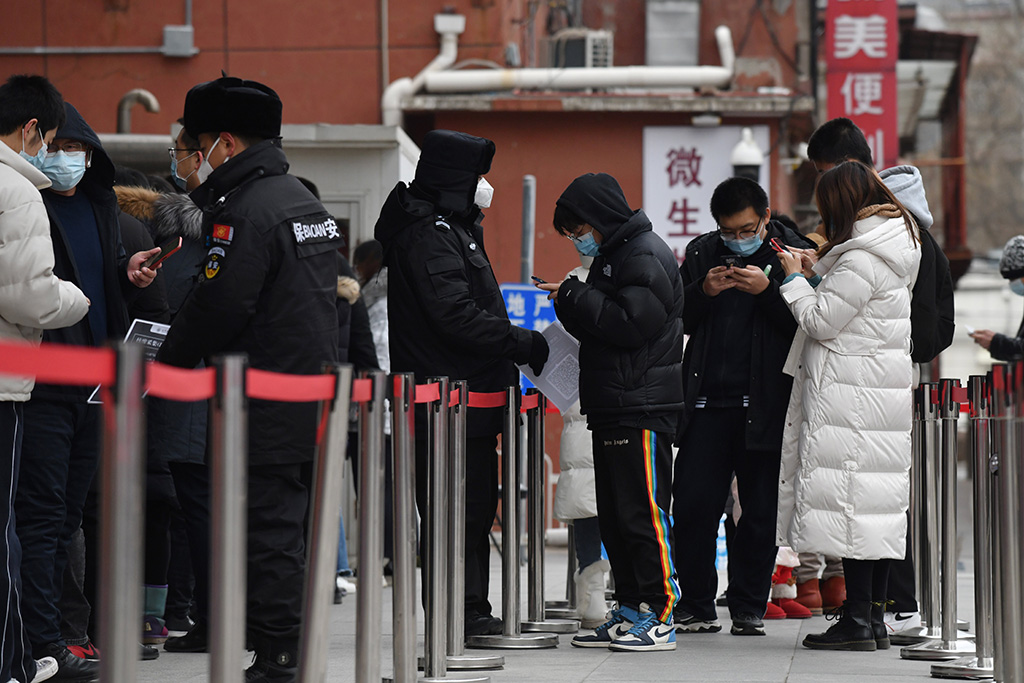 Schlange vor einem Corona-Testzentrum in einem Krankenhaus in Peking (Bild: Greg Baker/AFP)