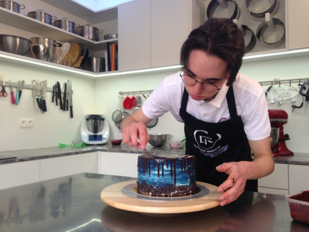 Leidenschaft fürs Backen: Foodblogger David Reinartz begeistert mit Drip Cakes (Bild: Michaela Brück/BRF)