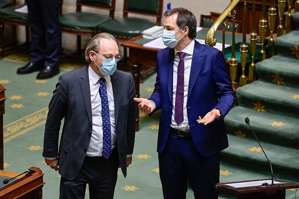 Der N-VA-Kammerfraktionsvorsitzende Peter De Roover im Gespräch mit Premierminister Alexander De Croo (Bild: Laurie Dieffembacq/Belga)